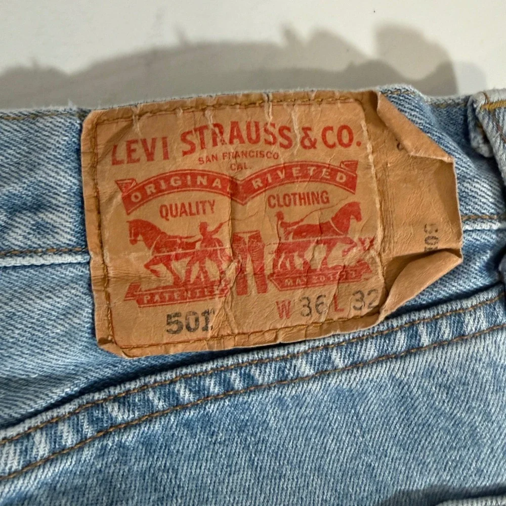 Vintage Levis 501‎ Original Fit Mens Light Wash Blue Straight Leg Denim Jeans 36